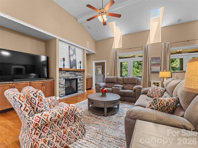25 Linden Turn, Hendersonville, NC 28739