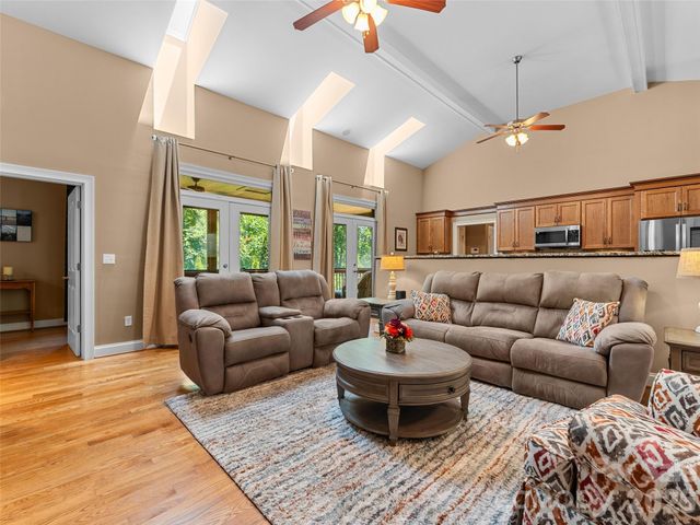 25 Linden Turn, Hendersonville, NC 28739