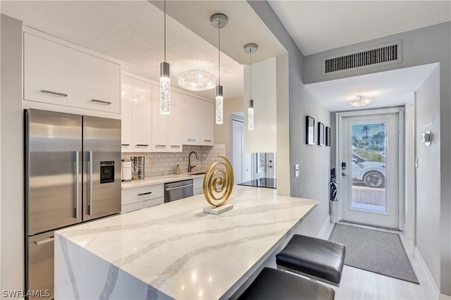 250 7th AVE S 106, Naples, FL 34102