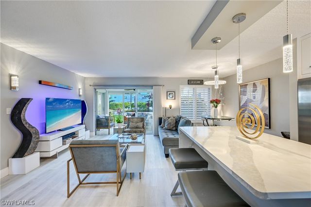 250 7th AVE S 106, Naples, FL 34102