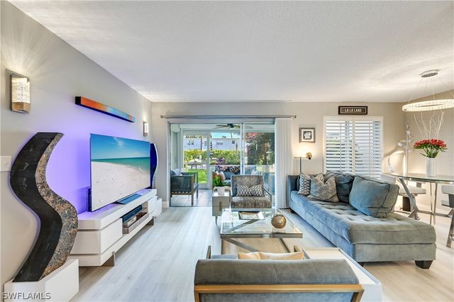 250 7th AVE S 106, Naples, FL 34102