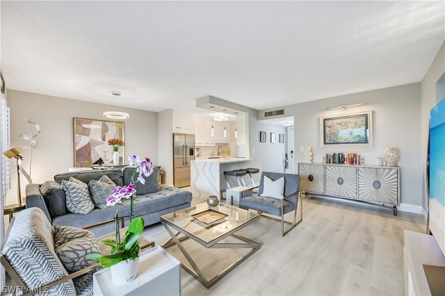 250 7th AVE S 106, Naples, FL 34102