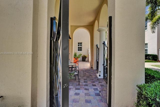823 NW 82nd Ln, Boca Raton, FL 33487