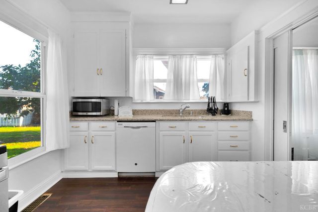 555 W D Street, Lemoore, CA 93245