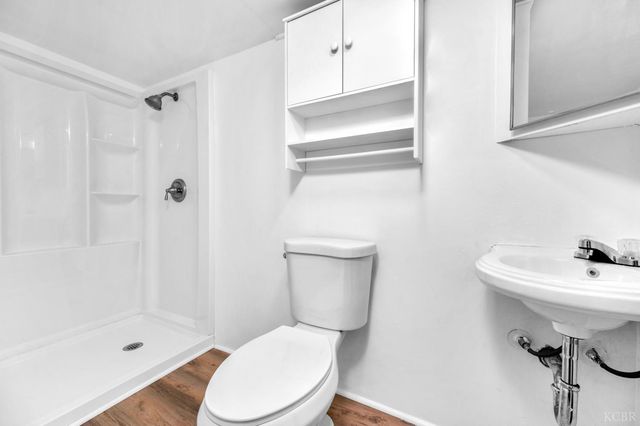 555 W D Street, Lemoore, CA 93245