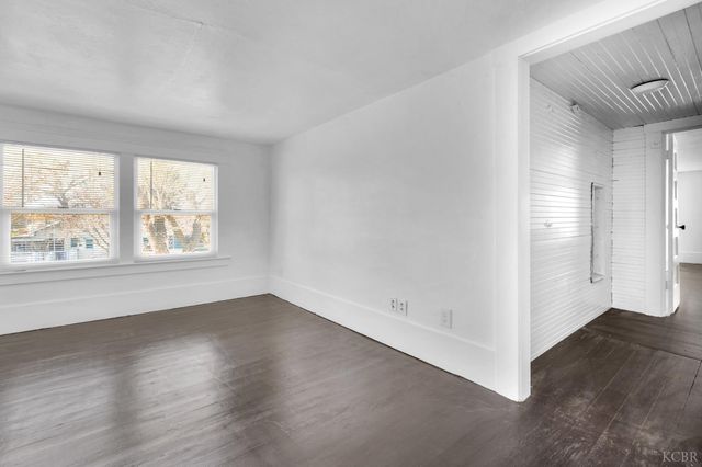 555 W D Street, Lemoore, CA 93245