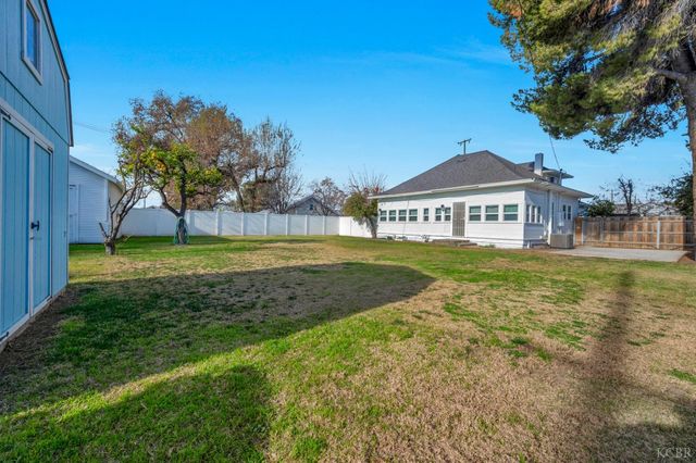 555 W D Street, Lemoore, CA 93245