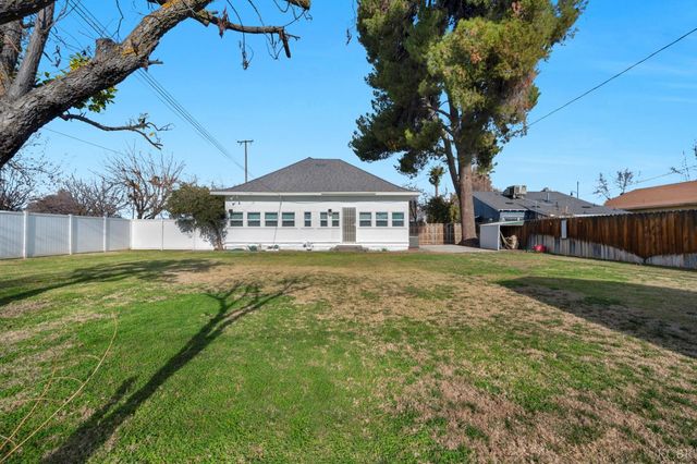 555 W D Street, Lemoore, CA 93245