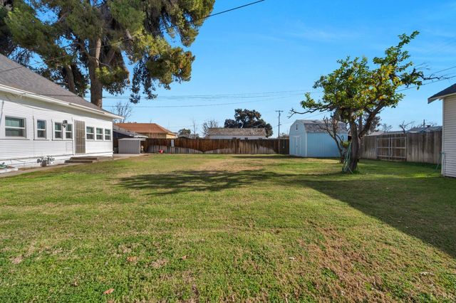 555 W D Street, Lemoore, CA 93245