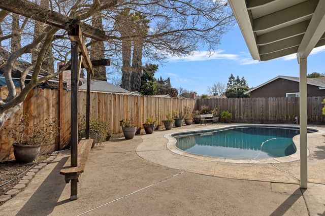 1428 Kent Way, Modesto, CA 95355