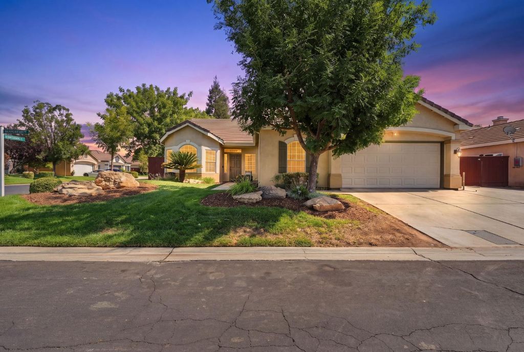 Image 1 of property listing at 4910 N Crestmoor Avenue, Clovis, CA 93619