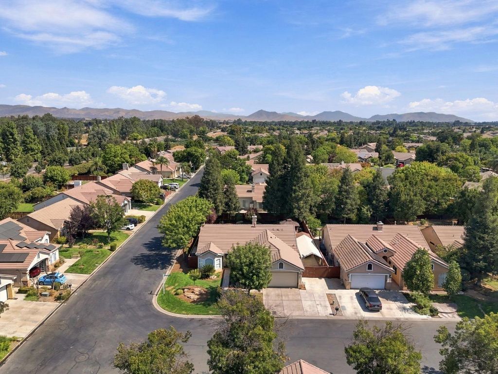 Image 10 of property listing at 4910 N Crestmoor Avenue, Clovis, CA 93619