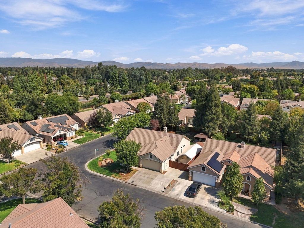 Image 11 of property listing at 4910 N Crestmoor Avenue, Clovis, CA 93619