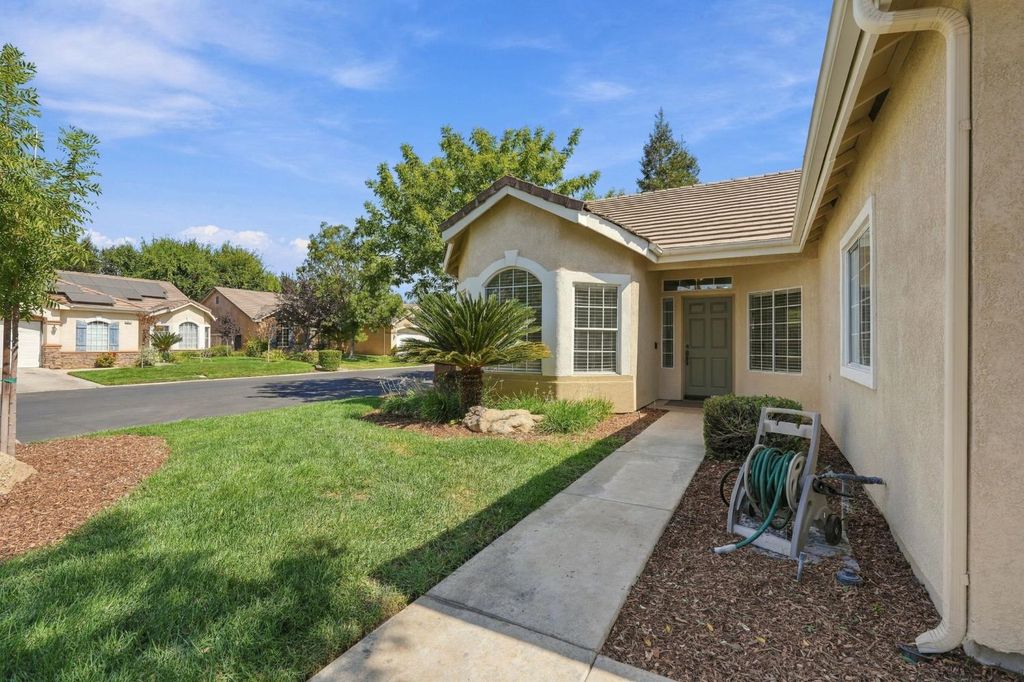 Image 12 of property listing at 4910 N Crestmoor Avenue, Clovis, CA 93619