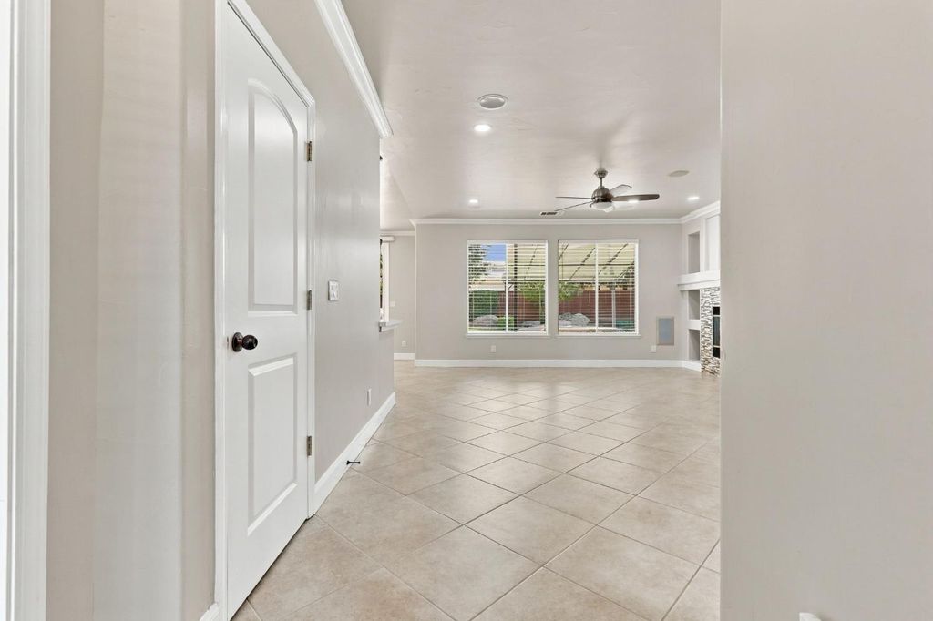 Image 13 of property listing at 4910 N Crestmoor Avenue, Clovis, CA 93619