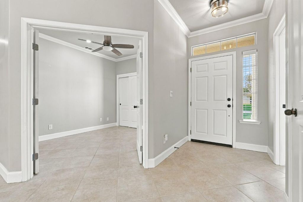Image 14 of property listing at 4910 N Crestmoor Avenue, Clovis, CA 93619