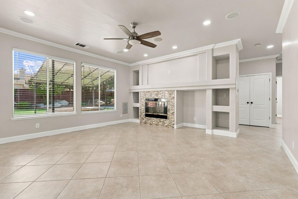 Image 15 of property listing at 4910 N Crestmoor Avenue, Clovis, CA 93619