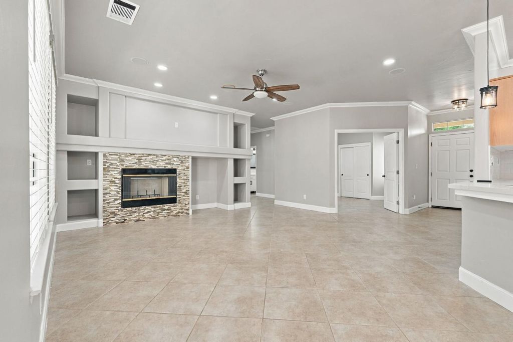 Image 16 of property listing at 4910 N Crestmoor Avenue, Clovis, CA 93619