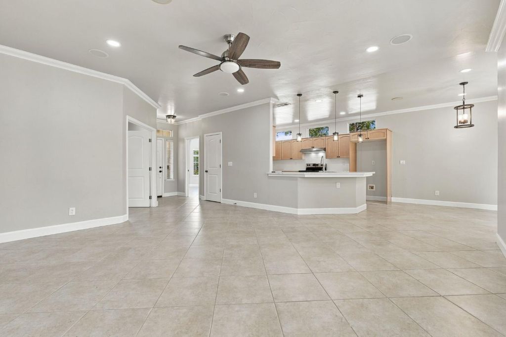 Image 17 of property listing at 4910 N Crestmoor Avenue, Clovis, CA 93619