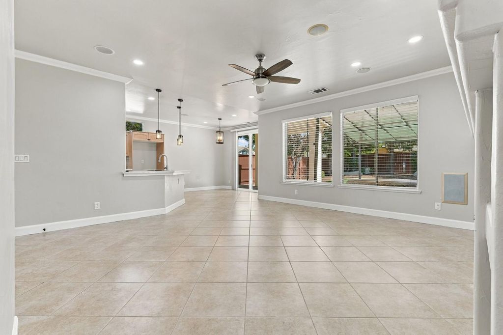 Image 18 of property listing at 4910 N Crestmoor Avenue, Clovis, CA 93619