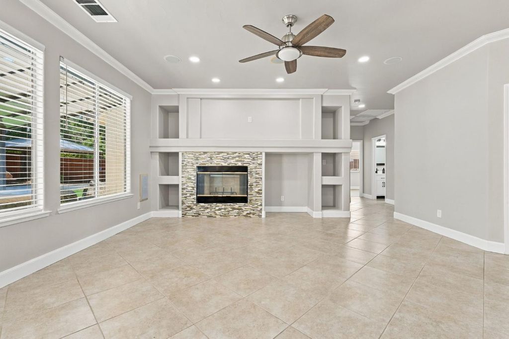 Image 19 of property listing at 4910 N Crestmoor Avenue, Clovis, CA 93619