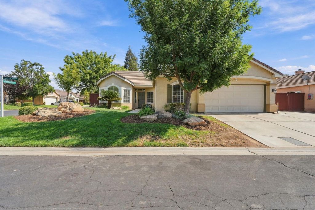 Image 2 of property listing at 4910 N Crestmoor Avenue, Clovis, CA 93619