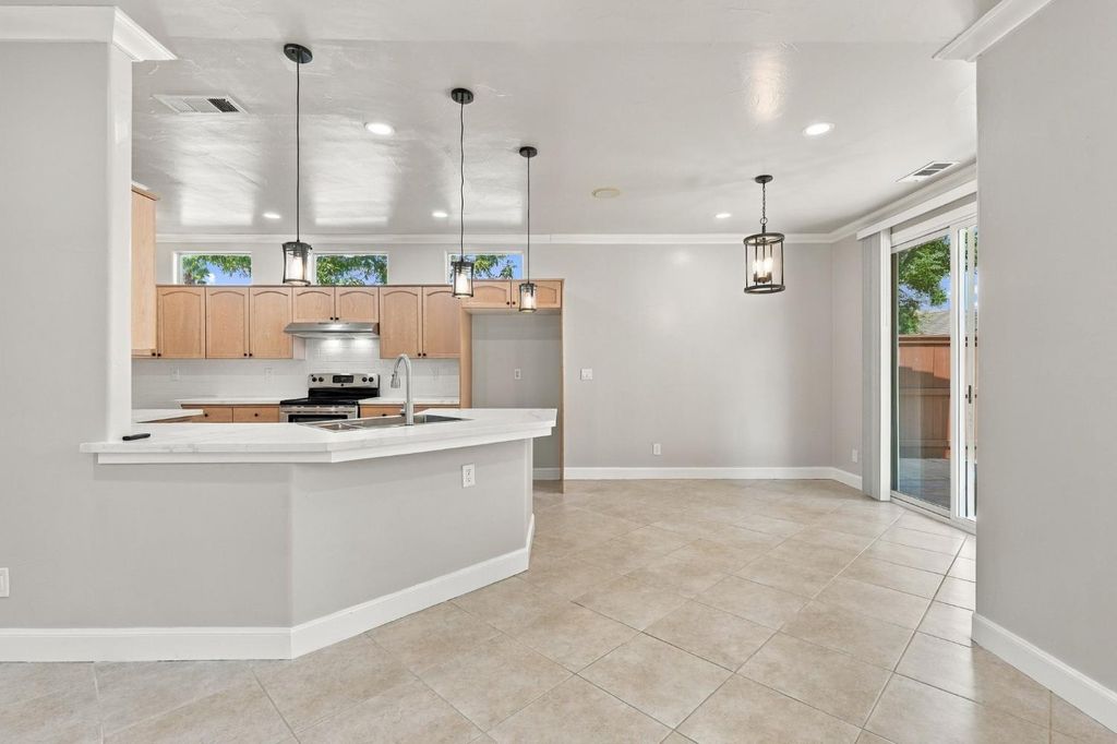 Image 20 of property listing at 4910 N Crestmoor Avenue, Clovis, CA 93619