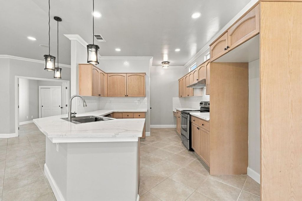 Image 21 of property listing at 4910 N Crestmoor Avenue, Clovis, CA 93619