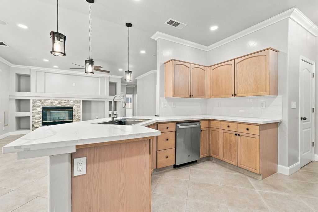 Image 22 of property listing at 4910 N Crestmoor Avenue, Clovis, CA 93619