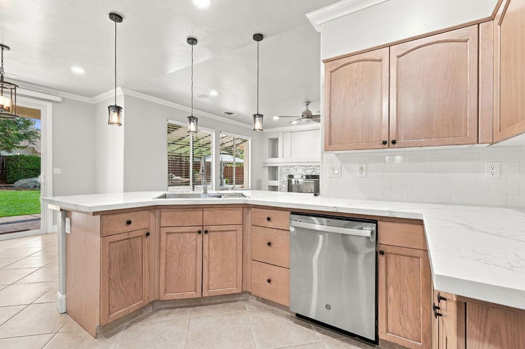 Image 23 of property listing at 4910 N Crestmoor Avenue, Clovis, CA 93619