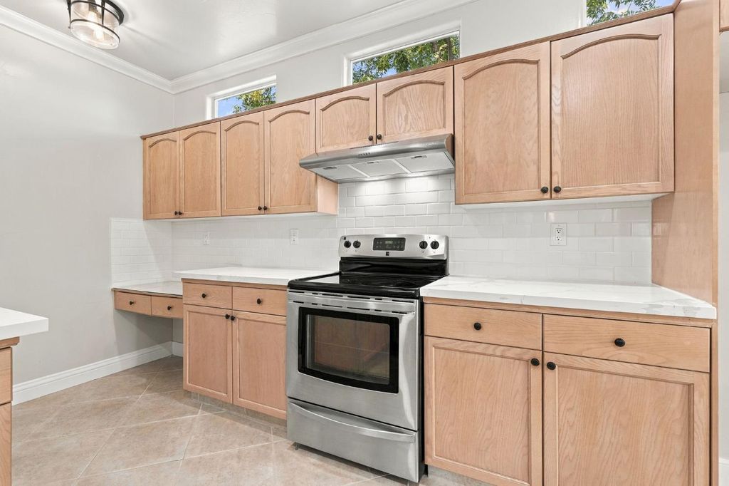 Image 24 of property listing at 4910 N Crestmoor Avenue, Clovis, CA 93619