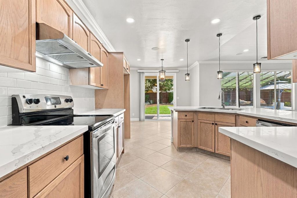 Image 25 of property listing at 4910 N Crestmoor Avenue, Clovis, CA 93619