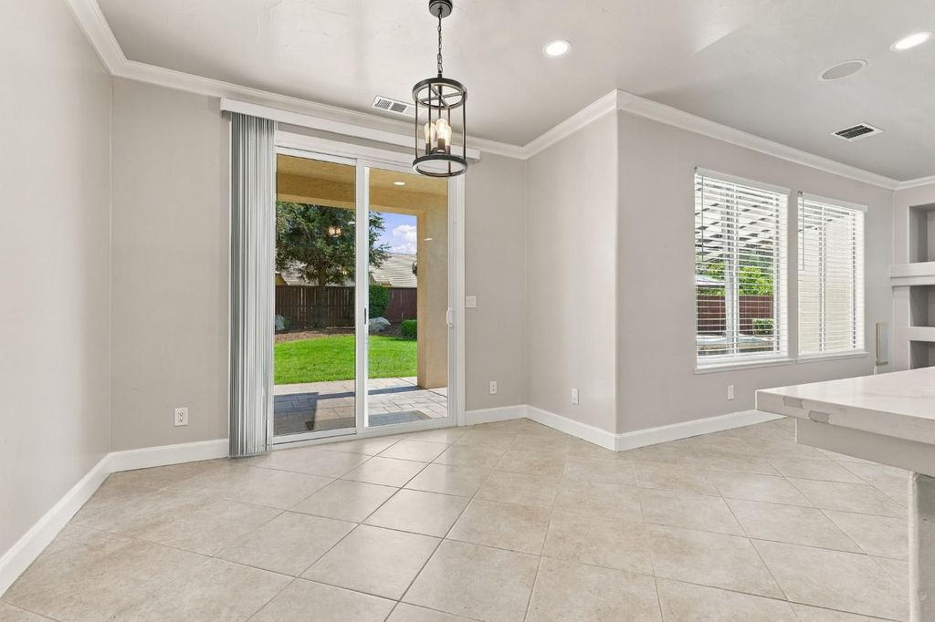 Image 26 of property listing at 4910 N Crestmoor Avenue, Clovis, CA 93619