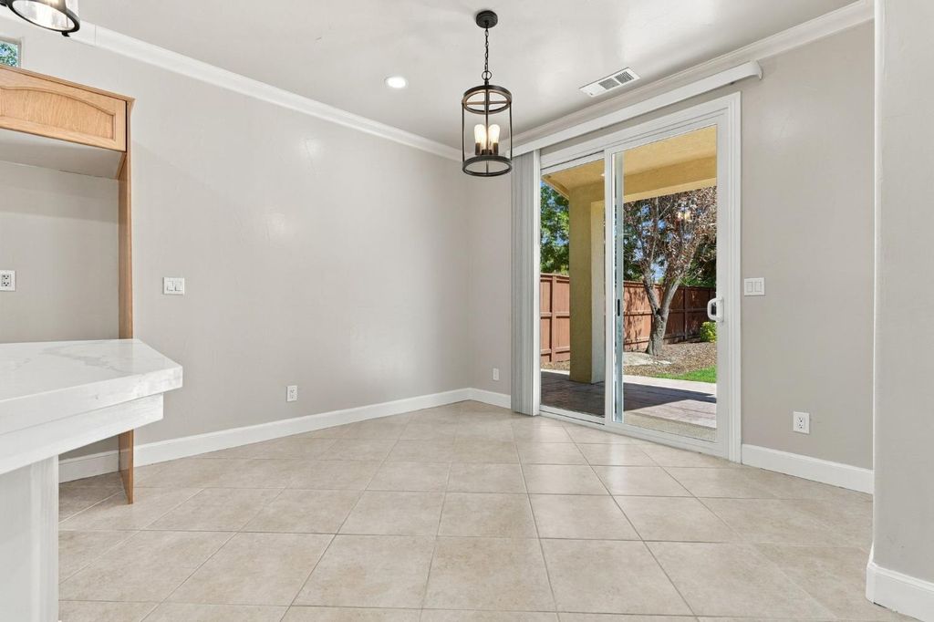 Image 27 of property listing at 4910 N Crestmoor Avenue, Clovis, CA 93619