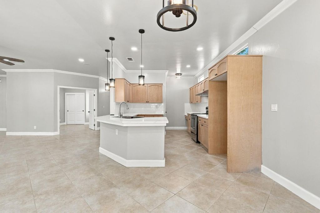 Image 28 of property listing at 4910 N Crestmoor Avenue, Clovis, CA 93619