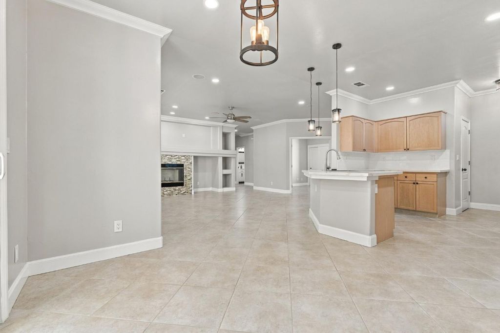 Image 29 of property listing at 4910 N Crestmoor Avenue, Clovis, CA 93619