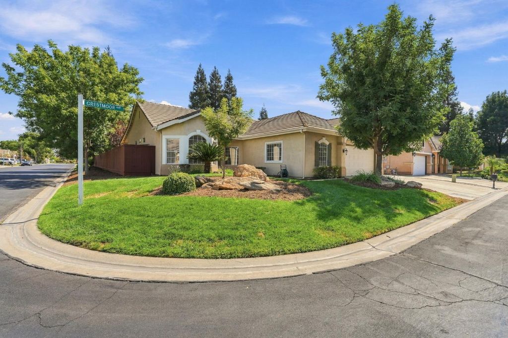 Image 3 of property listing at 4910 N Crestmoor Avenue, Clovis, CA 93619