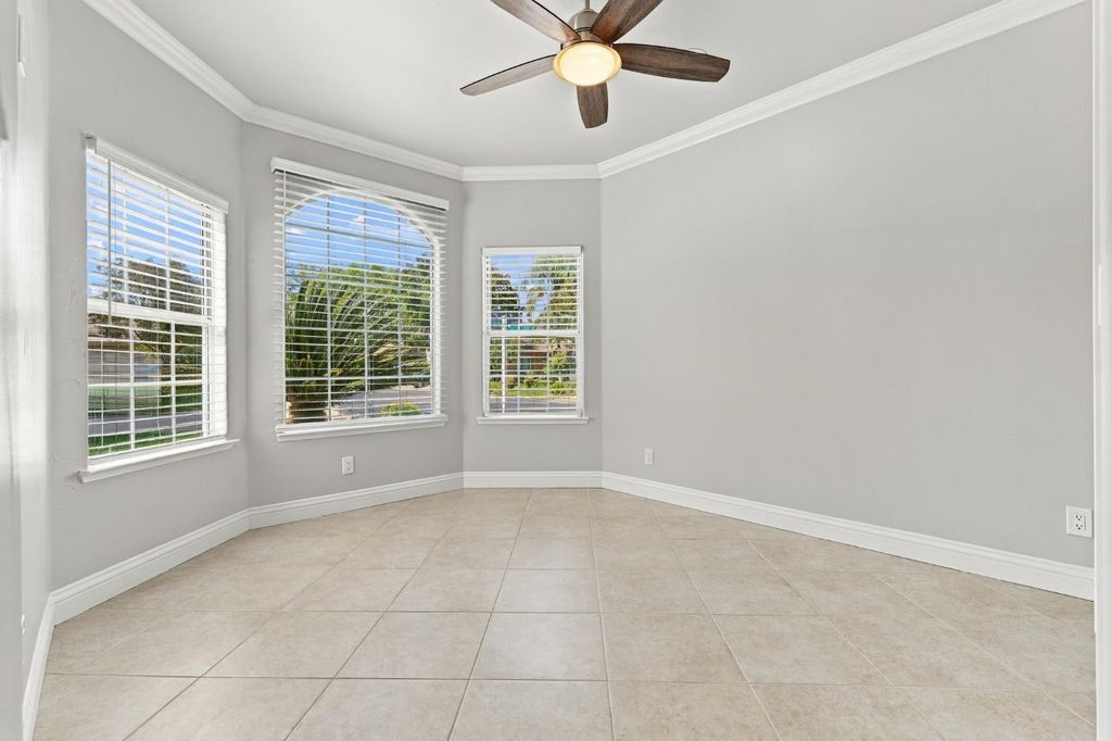 Image 30 of property listing at 4910 N Crestmoor Avenue, Clovis, CA 93619