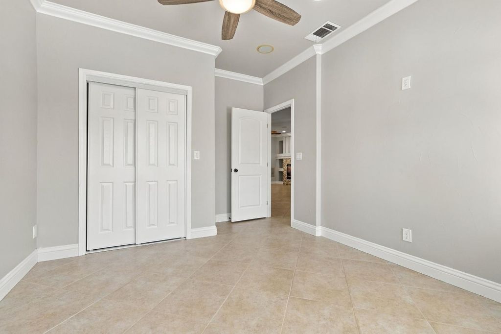Image 31 of property listing at 4910 N Crestmoor Avenue, Clovis, CA 93619