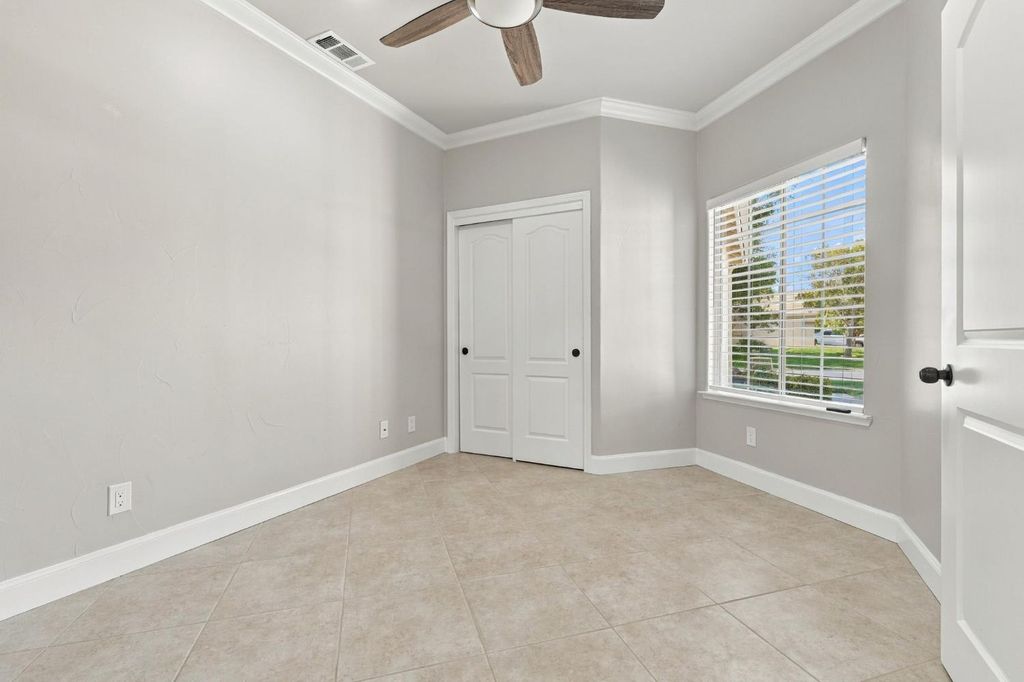 Image 32 of property listing at 4910 N Crestmoor Avenue, Clovis, CA 93619
