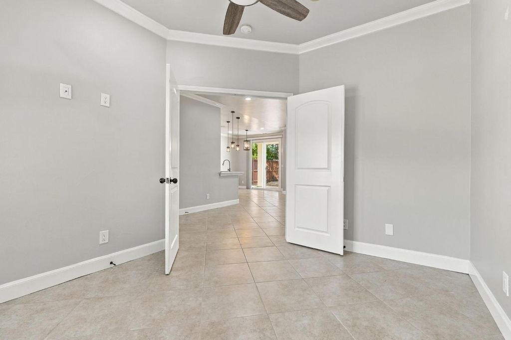 Image 33 of property listing at 4910 N Crestmoor Avenue, Clovis, CA 93619