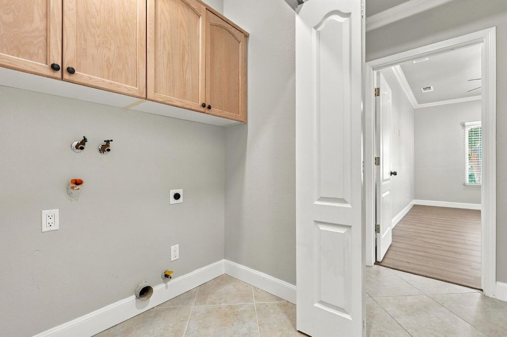 Image 34 of property listing at 4910 N Crestmoor Avenue, Clovis, CA 93619