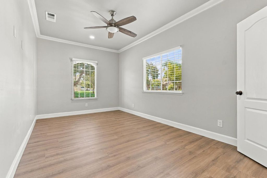 Image 35 of property listing at 4910 N Crestmoor Avenue, Clovis, CA 93619
