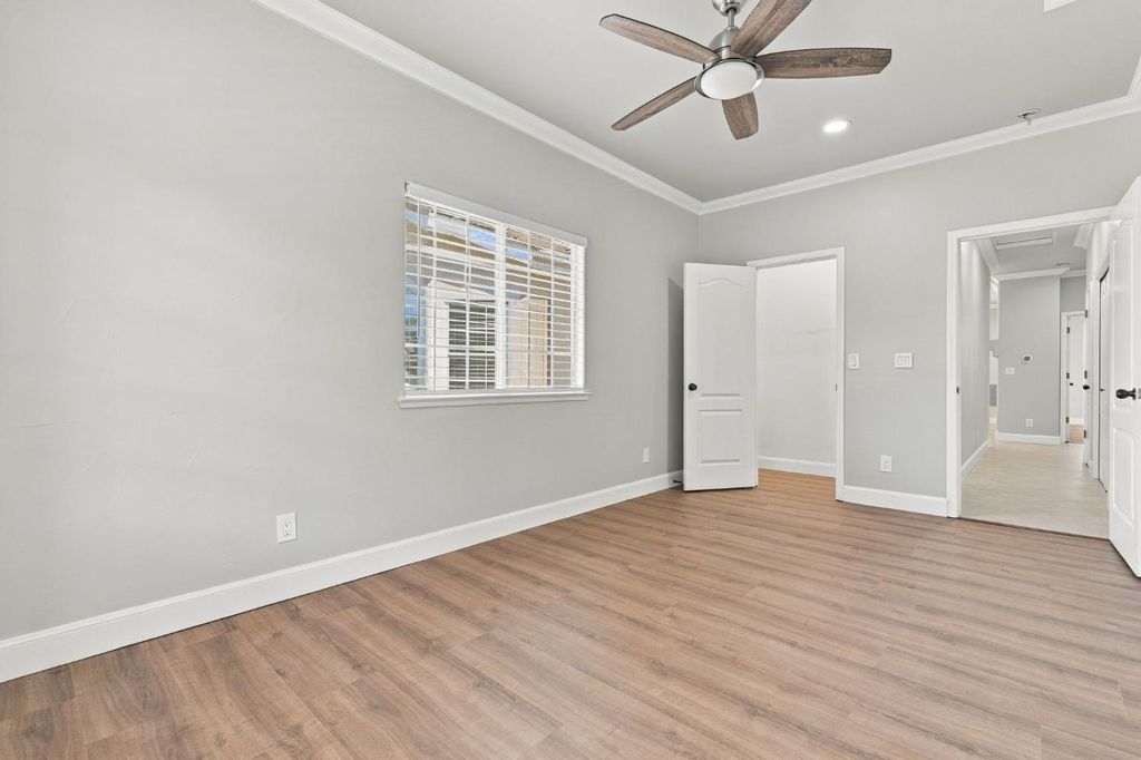 Image 36 of property listing at 4910 N Crestmoor Avenue, Clovis, CA 93619