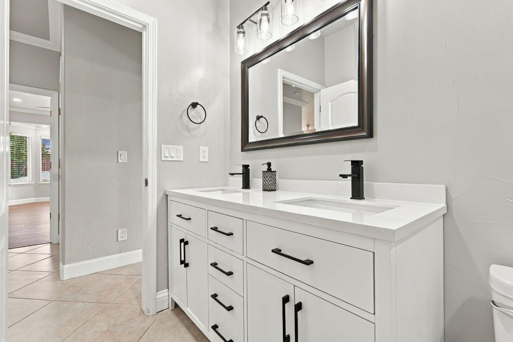 Image 38 of property listing at 4910 N Crestmoor Avenue, Clovis, CA 93619