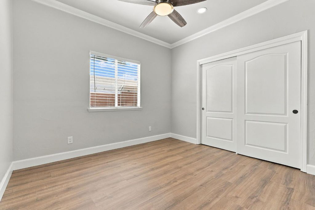 Image 39 of property listing at 4910 N Crestmoor Avenue, Clovis, CA 93619