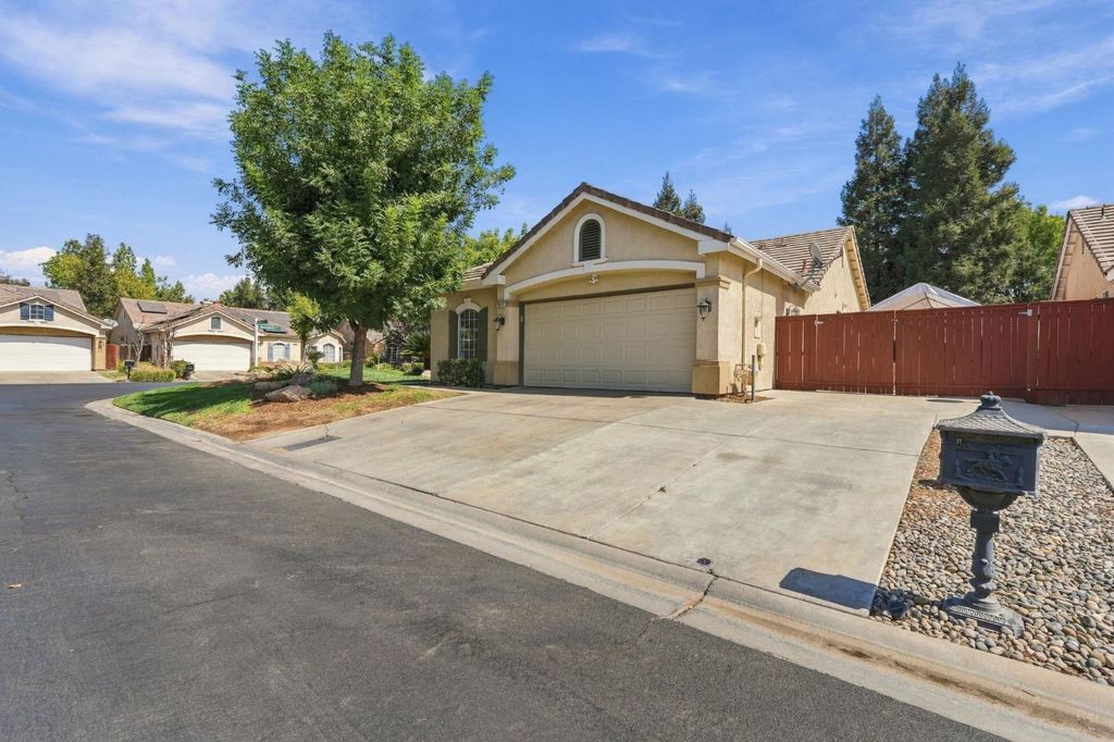 Image 4 of property listing at 4910 N Crestmoor Avenue, Clovis, CA 93619