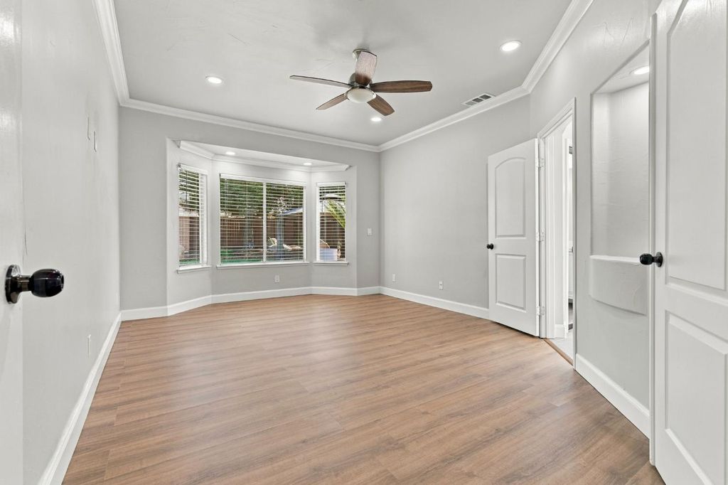 Image 41 of property listing at 4910 N Crestmoor Avenue, Clovis, CA 93619