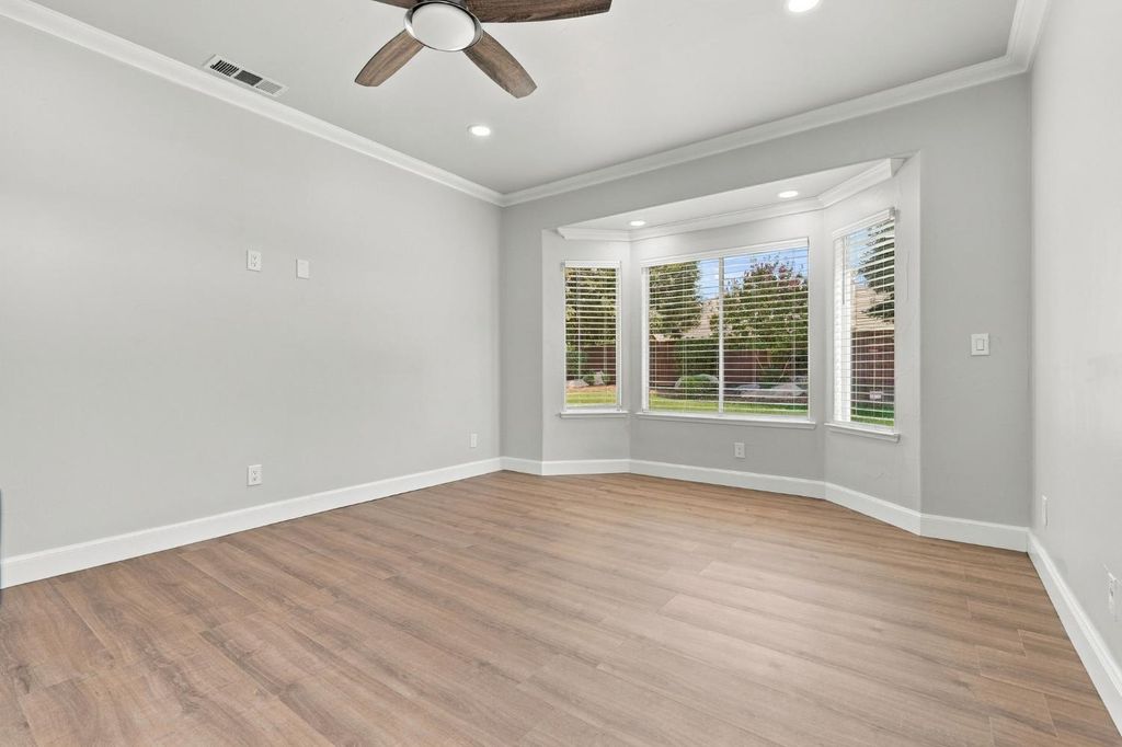 Image 43 of property listing at 4910 N Crestmoor Avenue, Clovis, CA 93619