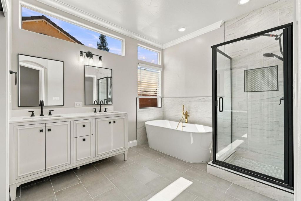 Image 44 of property listing at 4910 N Crestmoor Avenue, Clovis, CA 93619